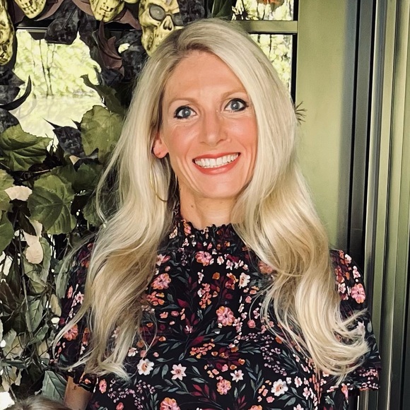 Meet your Posher, Stephanie - Picture 2 of 2